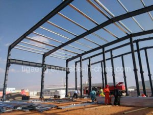 La estructura de acero del palmo largo de acero ligero de la construcci&oacute;n va abajo de almac&eacute;n