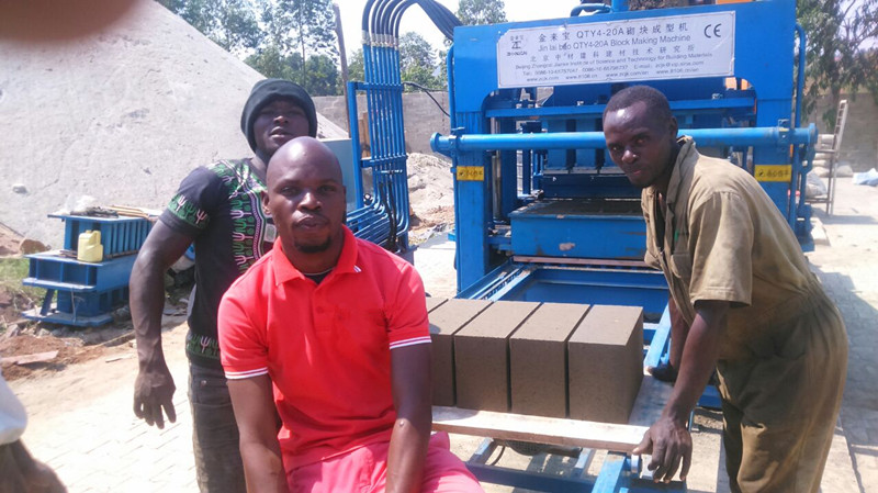 Ouganda client a acheté ZCJK QTY4-20A bloc faisant la machine