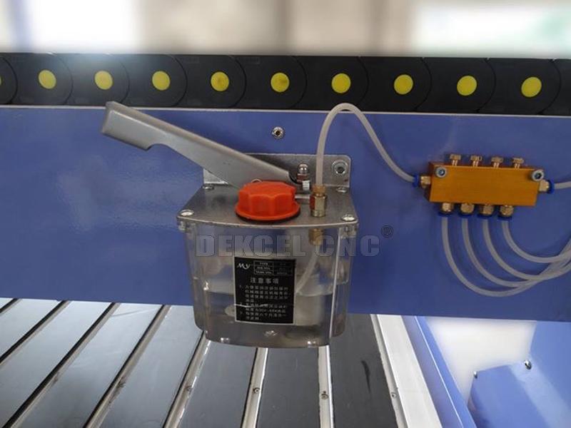 sistema de inyecci&oacute;n del petr&oacute;leo de la m&aacute;quina de grabado de madera del CNC
