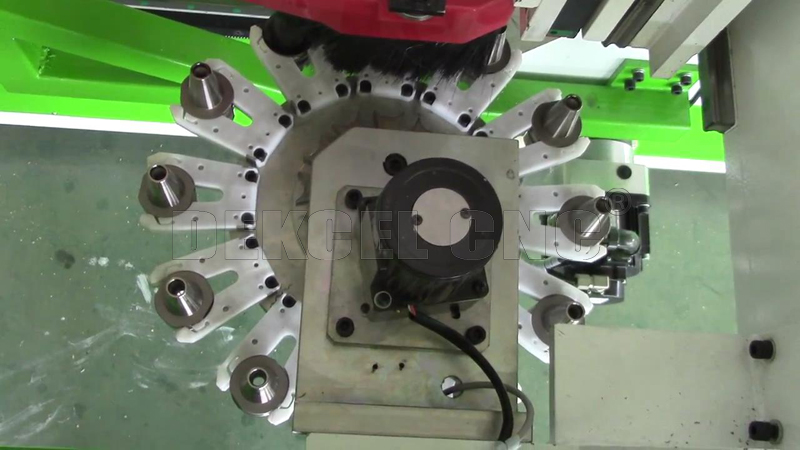 12 pedazos de la herramienta para el tipo cadena de producci&oacute;n de los muebles ranurador de la placa del CNC