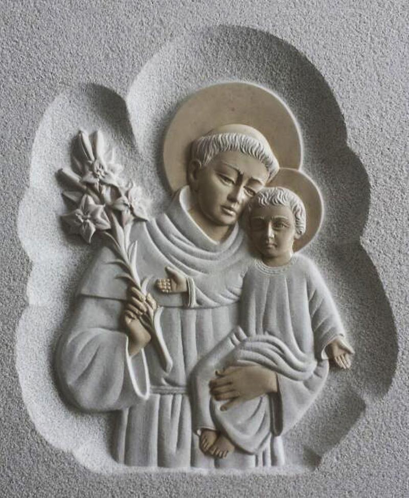 ranurador del CNC que talla en la muestra de piedra