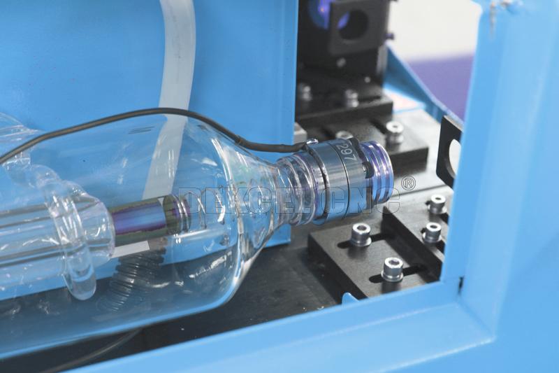 laser del CNC que corta el tubo de acr&iacute;lico del laser