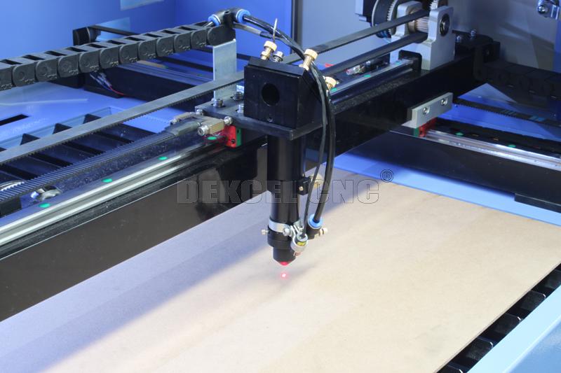 Punta de la luz roja del grabador del laser del CNC