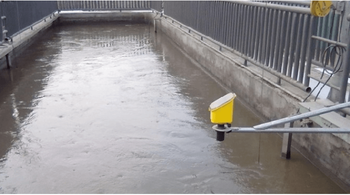 Aplicaci&oacute;n de calibre de nivel ultras&oacute;nico en planta de tratamiento de aguas residuales.