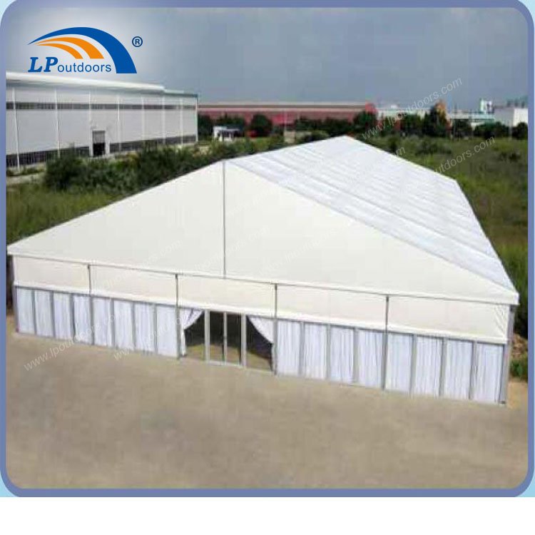Аренда большой палатки для промышленных мероприятий длиной 25 м с прозрачным пролетом