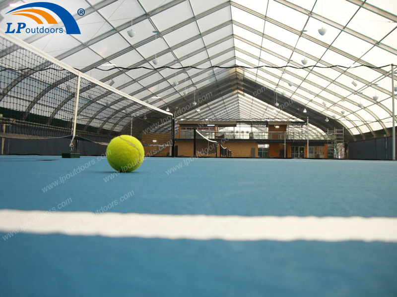 Большой прозрачный изогнутый шатер размером 40х55 м для теннисных кортов.