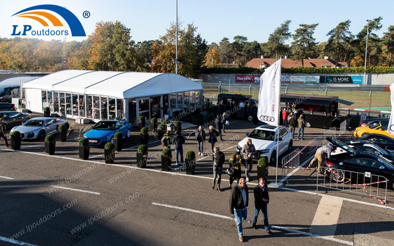 Выставка автомобилей Audi проходит в удобной уличной алюминиевой палатке arcum размером 10х15 м.