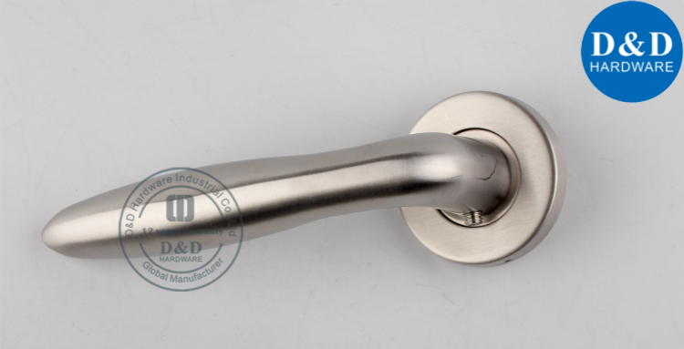Manija de la puerta de palanca cromada-D y hardware D