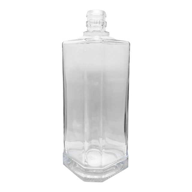 Стеклянная бутылка водочки