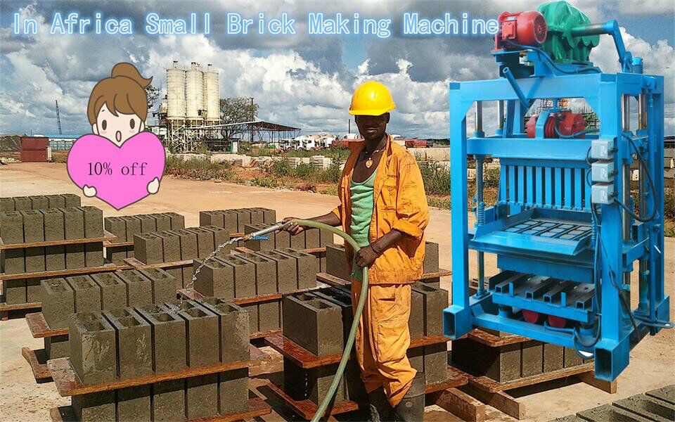 DANS LA PETITE MACHINE DE BRIQUE DE L'AFRIQUE