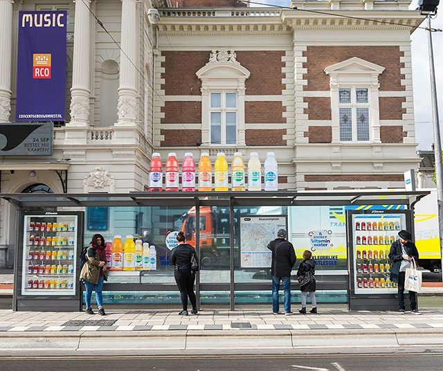 12. Sourcy Vitaminwater trae colores alegres a los Países Bajos con tranvías y refugios JCDecaux.
