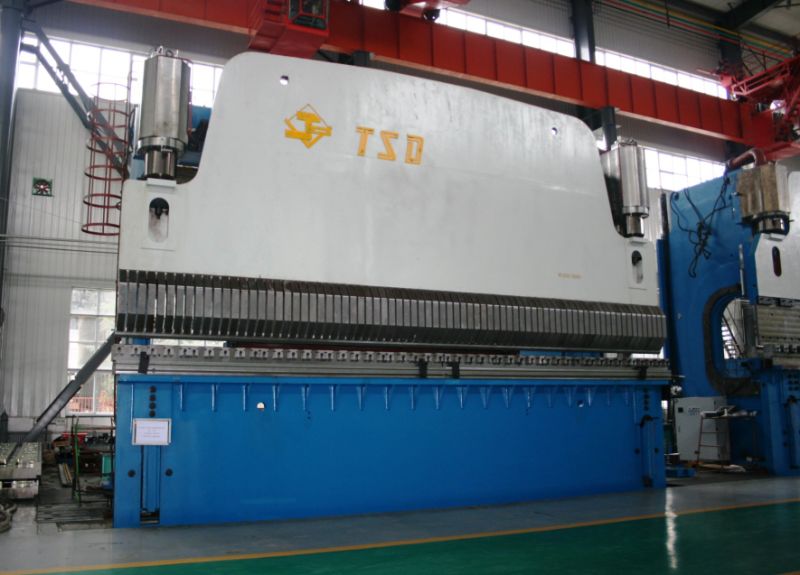 1200吨用于制造起重臂的重型折弯机（WE67K-1000 / 10000）