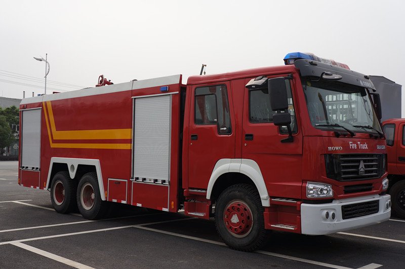 SINOTRUK HOWO 6x4 10 toneladas 10000 litros de 10CBM del agua del petrolero del fuego del rescate de carro de la lucha