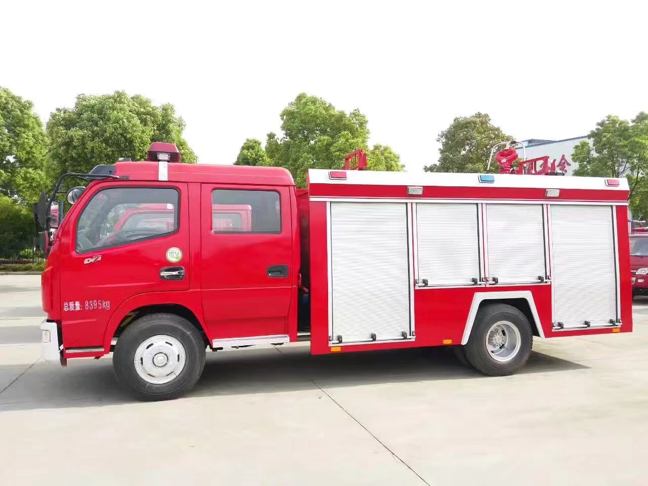 Dong Feng 4x2 carro seco de la lucha contra el fuego del polvo de 2 toneladas