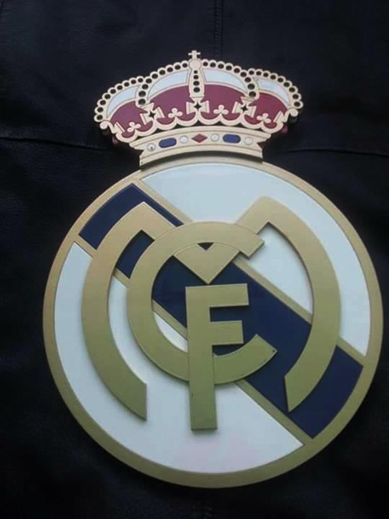 grabador del laser que trabaja en el acr&iacute;lico