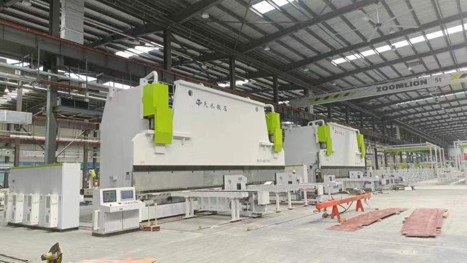 Heavy press brake for hoisting boom