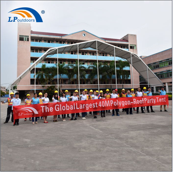 Tienda deportiva con techo de polígono de 40 m