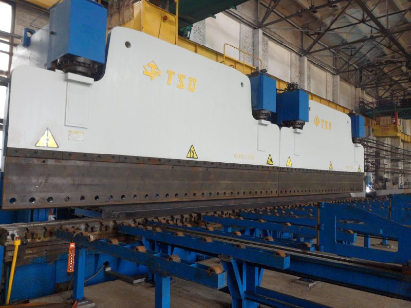 用于制造电杆塔的串联折弯机（WE67K-800 / 7000 DA56S）