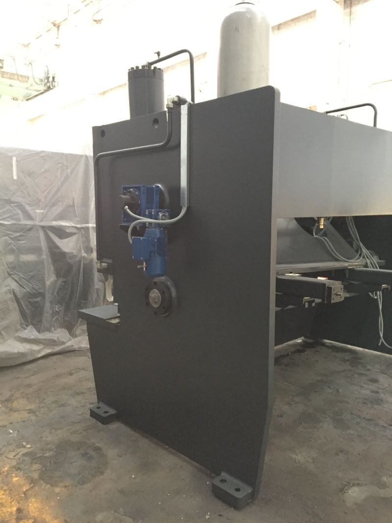 用于剪切12mm低碳钢的液压断头台机（QC11Y-12X3200）