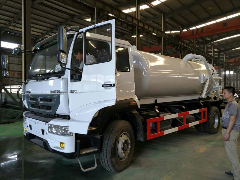 carro de petrolero de la succión de las aguas residuales del howo del carro 6x4 Sinotruk de las aguas residuales del vacío