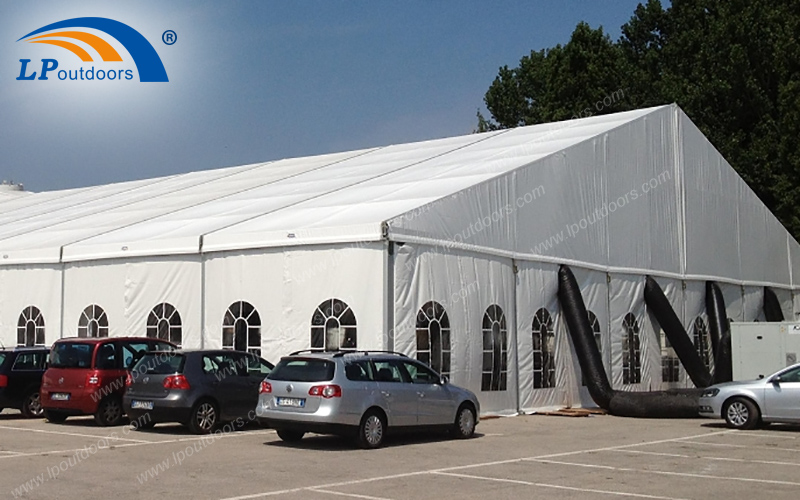 carpa de exhibición de automóviles