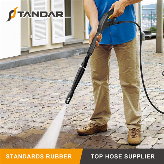 Aplicaci&oacute;n de limpieza con agua caliente de la manguera de la lavadora de goma.