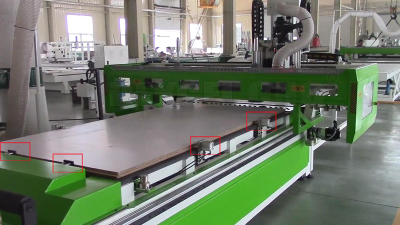 sistema de navegaci&oacute;n autom&aacute;tico para el tipo cadena de producci&oacute;n de los muebles ranurador de la placa del CNC