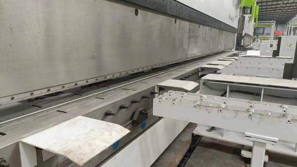 Heavy press brake for hoisting boom