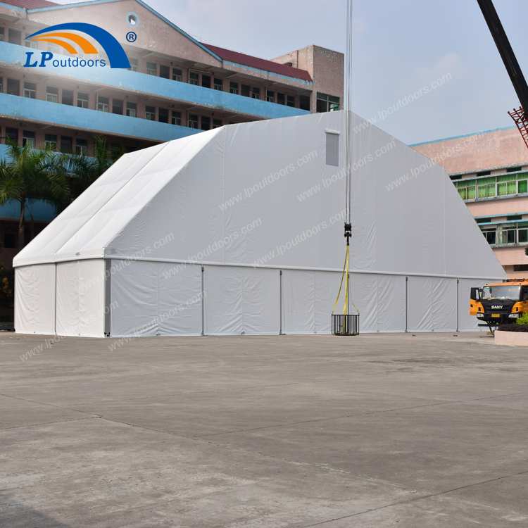 Tienda poligonal de lujo resistente al agua con un claro de 30m para eventos de conciertos al aire libre 