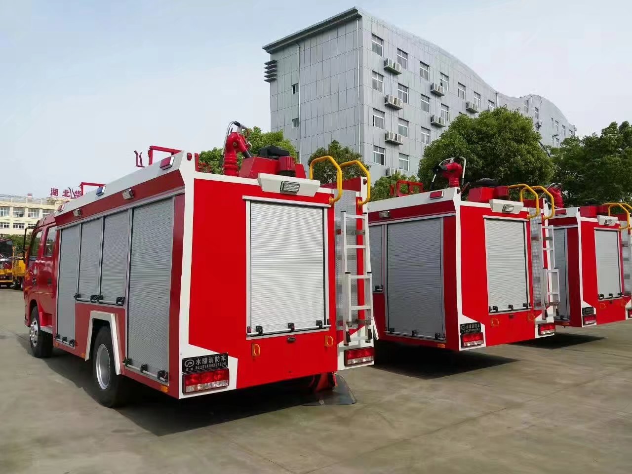 Dong Feng 4x2 carro seco de la lucha contra el fuego del polvo de 2 toneladas