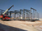 La estructura de acero del palmo largo de acero ligero de la construcci&oacute;n va abajo de almac&eacute;n