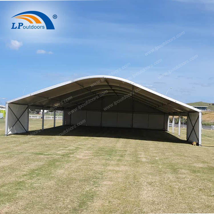 Carpa para eventos de ceremonia con estructura Arcum de 15x30m para entretenimiento al aire libre