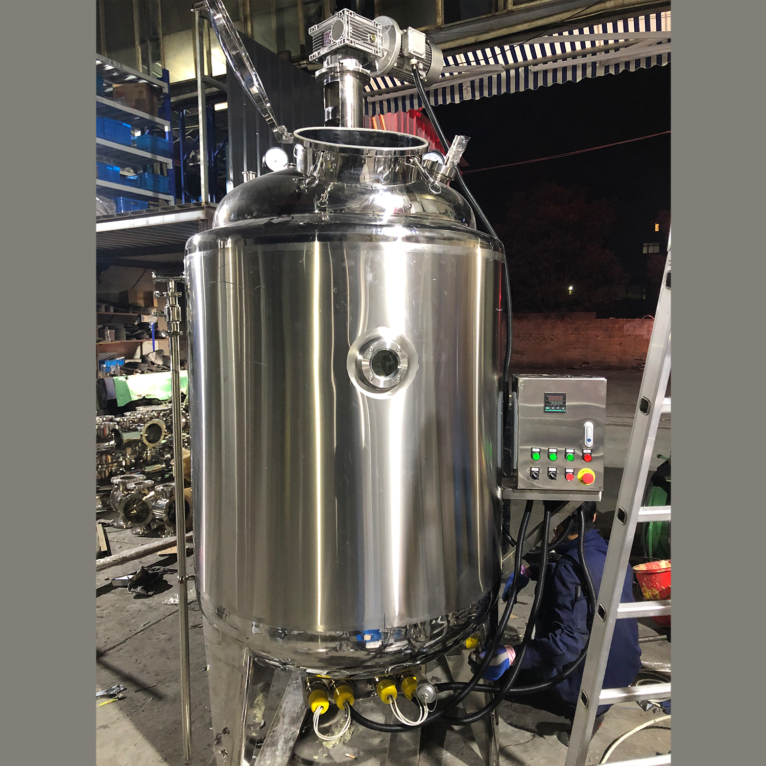 Нержавеющая сталь SS304 SS316L Оборудование Вертикальные перемешивающие емкости для хранения мешалки для пищевой промышленности и производства напитков