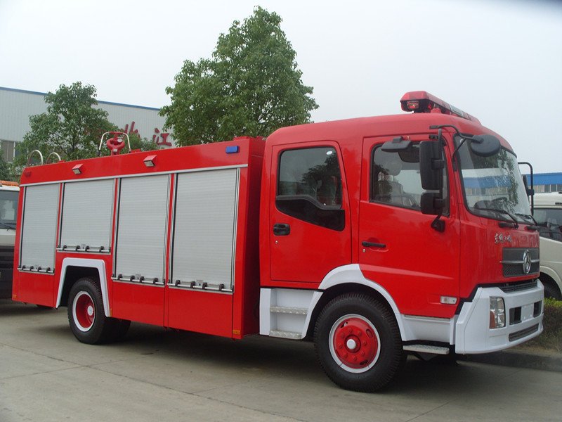 Litros 7 de Feng 4x2 7M3 7000 cbm del dong 1600 galones del agua del petrolero el fuego de carro de la lucha contra