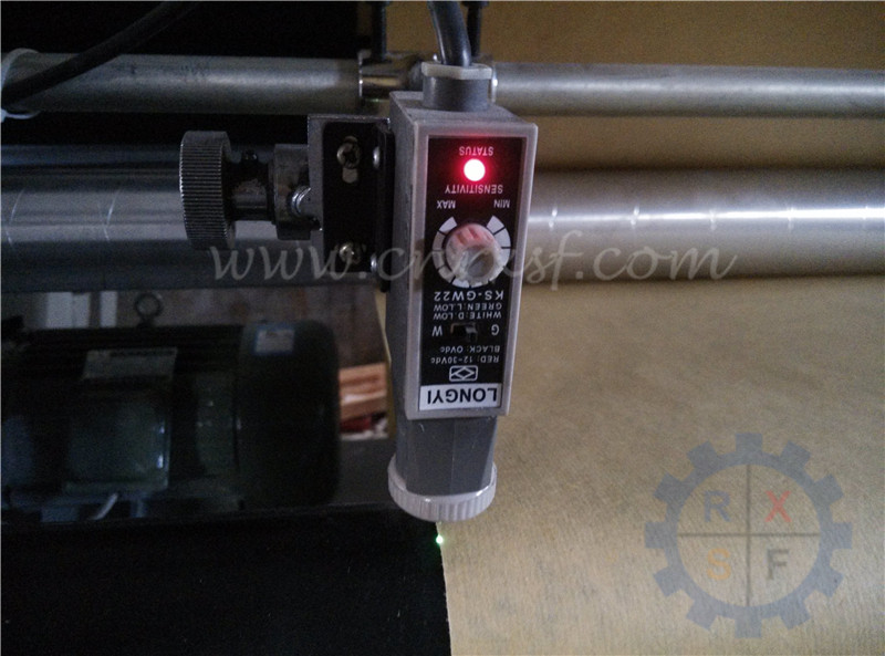 Horizontal type paper slitting and rewinding machine