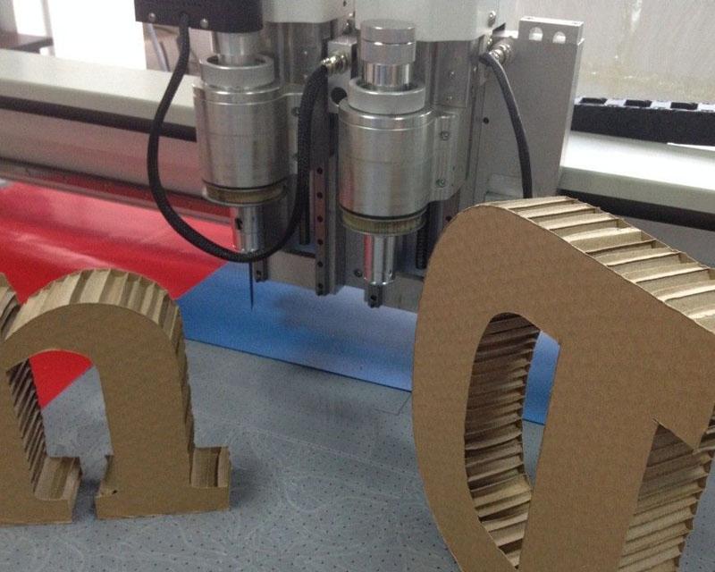 muestra del trazador de gr&aacute;ficos del cortador del CNC de de cart&oacute;n corrugado