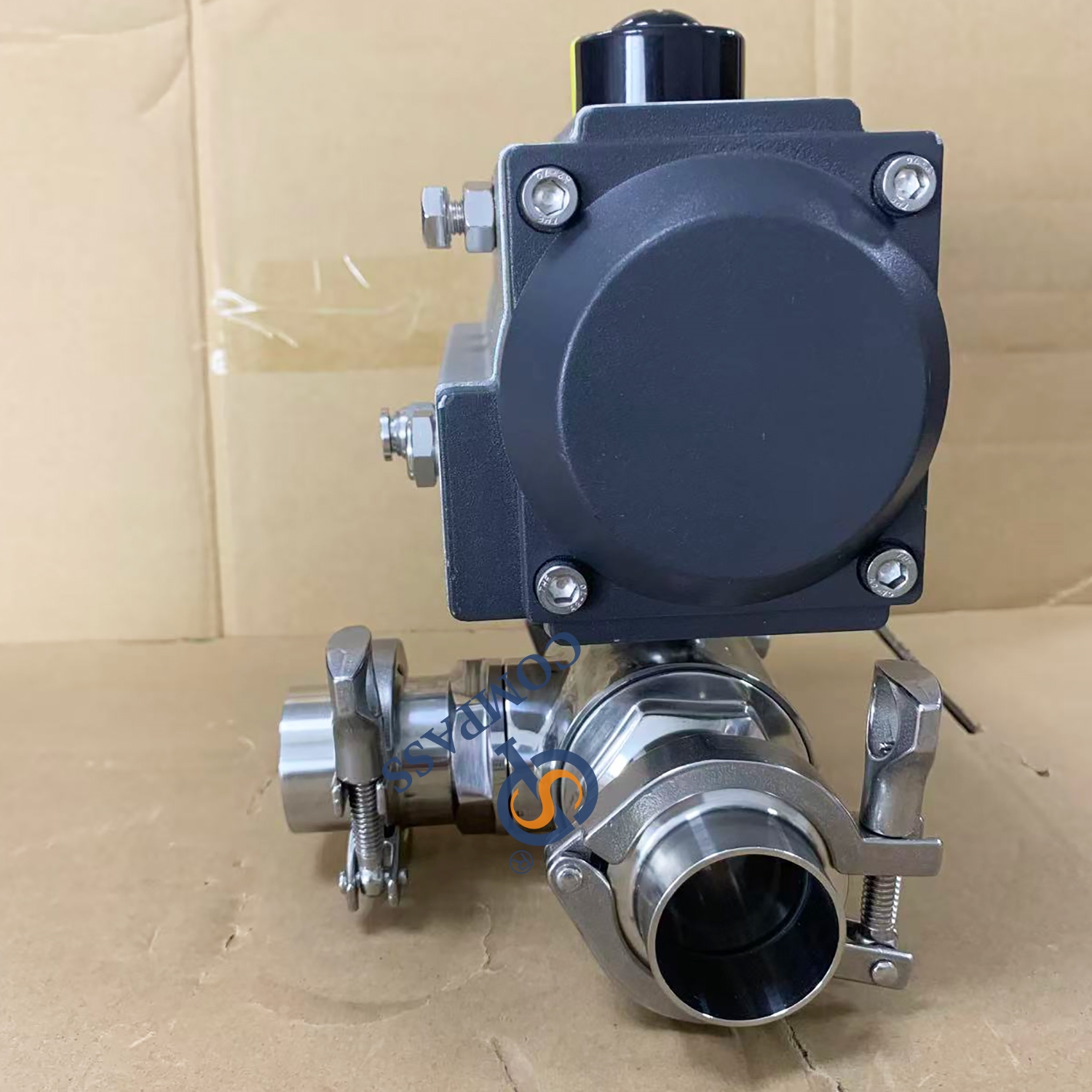 3-ходовой пневматический шаровой кран двойного действия 2 дюйма SS316L с зажимным наконечником, установленный на конце