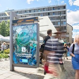 15 - وقد ملأت لوحة مأوى للحافلات في أوسلو بفضلات بلاستيكية لزيادة الوعي بتلوث المحيطات البلاستيكية.
