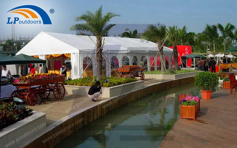 Una tienda de fiesta transparente en forma de A de 6x12m para el restaurante al aire libre