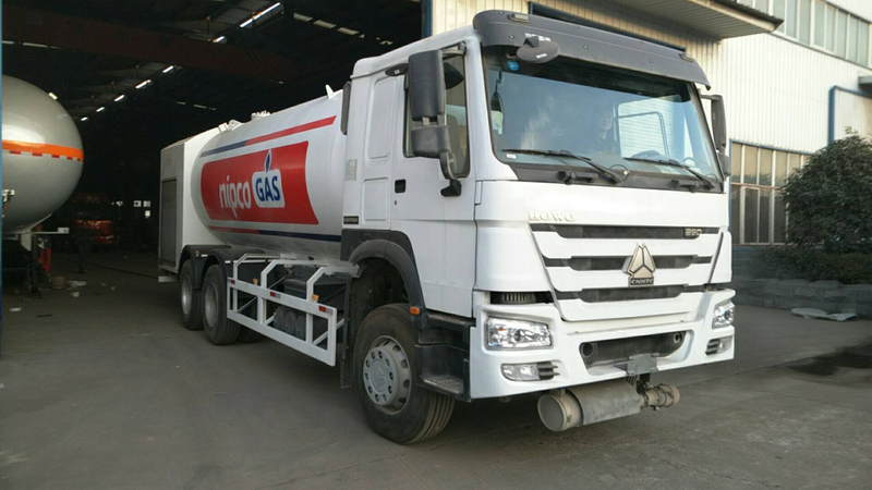 Sinotruk Howo 6X4 20Cubic mide el carro del dispensador de 10T 10MT LPG con el contador de flujo total