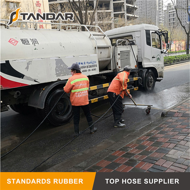 Aplicaci&oacute;n de limpieza con agua caliente de la manguera de la lavadora de goma.