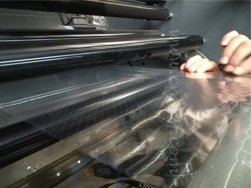 Breathable film slitting and rewinding machine with puncture roller