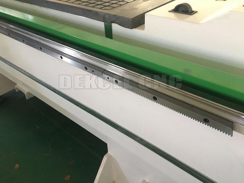 Madera del CNC del ATC que talla los carriles de gu&iacute;a de la m&aacute;quina