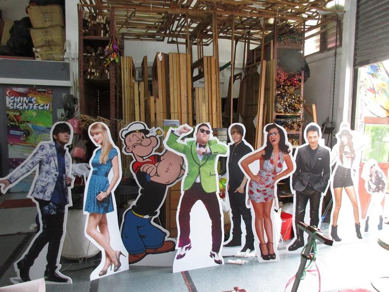 rotating knife cutting used in advertizing industry