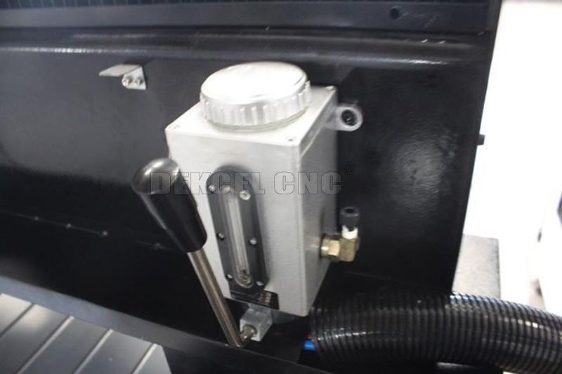 ranurador de piedra del CNC que talla el sistema de inyecci&oacute;n de la m&aacute;quina