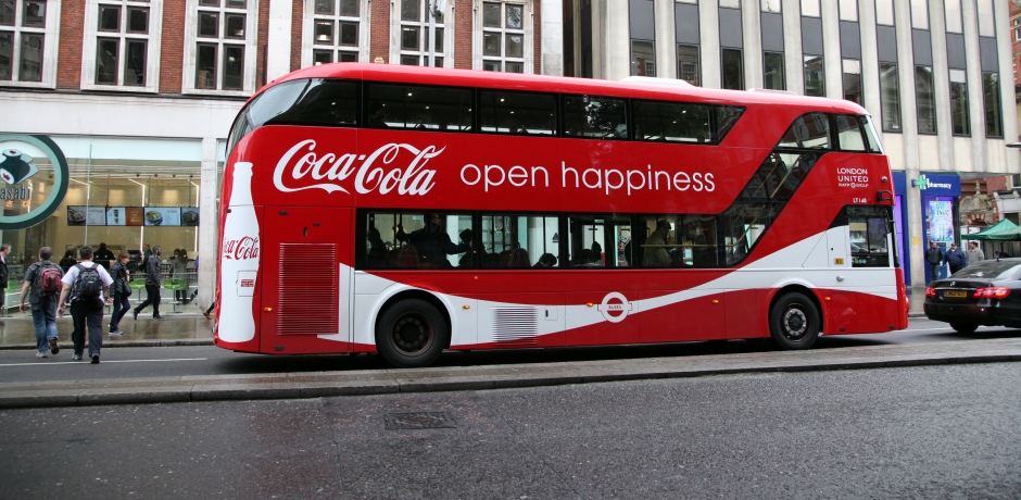 Coca-Cola-Bus Körperwerbung