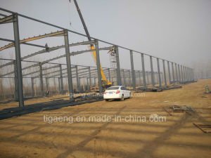 La estructura de acero del palmo largo de acero ligero de la construcci&oacute;n va abajo de almac&eacute;n