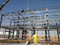 La estructura de acero del palmo largo de acero ligero de la construcci&oacute;n va abajo de almac&eacute;n