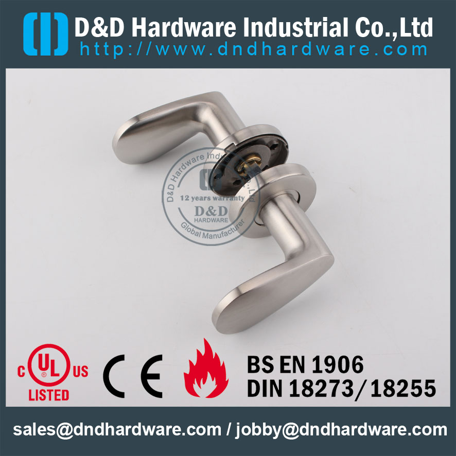 D & D Hardware-Small fundido sólido Maçaneta da porta DDSH038