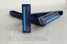 Maquinilla de afeitar desechable de color azul barato